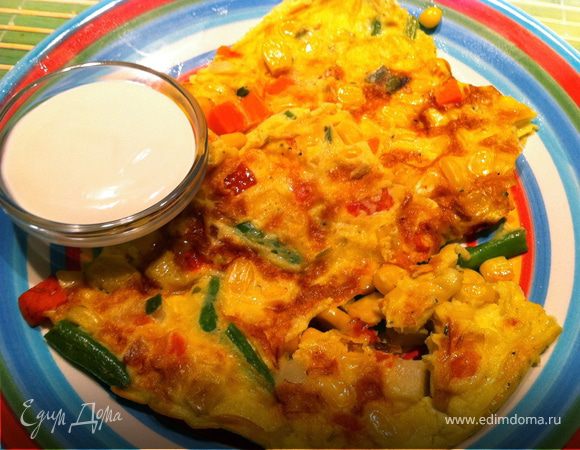 Омлет подавать на стол горячим, я обычно использую простую сметану в виде соуса. 