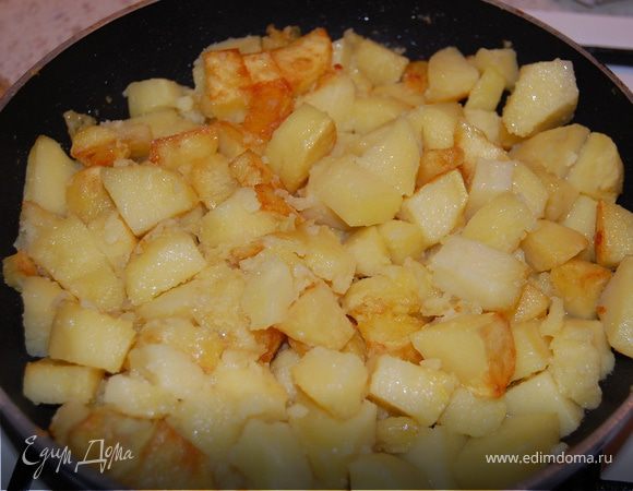 Очищенный картофель нарезать небольшими кубиками и хорошенько обжарить на растительном масле до образования золотистой корочки. В процессе жарки посолить.