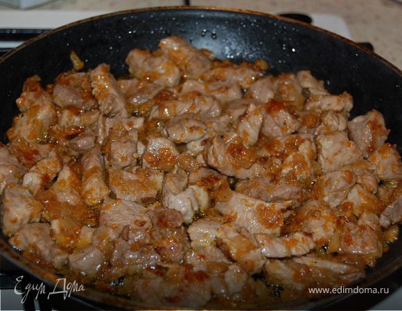 Лук мелко нашинковать, морковь потереть на терке. Мясо нарезать кубиками. Если вы любите более жирное мясо, можете взять другую часть свинины... Сначала обжарить лук, потом туда положить морковь, затем мясо, посолить, поперчить и продолжать тушить до тех пор, пока не испарится жидкость.