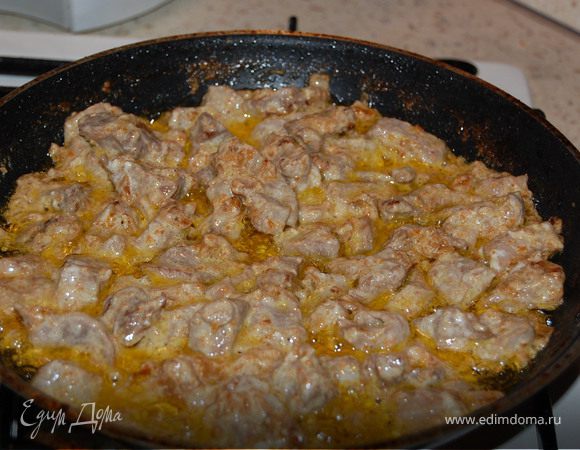 Положить в мясо сметану, и еще немного потушить.