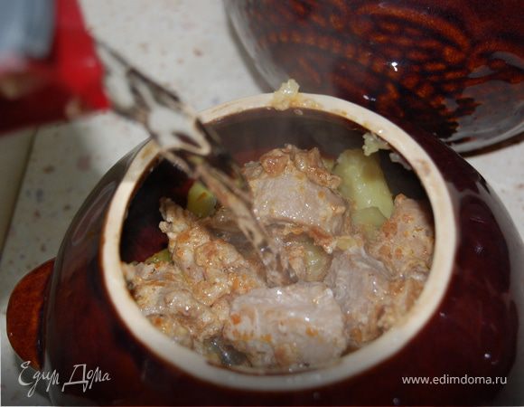 В горшочки положить картофель, сверху мясо и залить кипяченой водой.