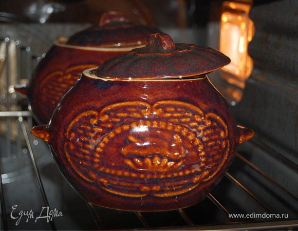 Поставить горшочки в духовку разогретую до 200°, но крышечки немного сдвинуть (чтобы вода не "сбежала"), и тушить примерно 40 минут.  