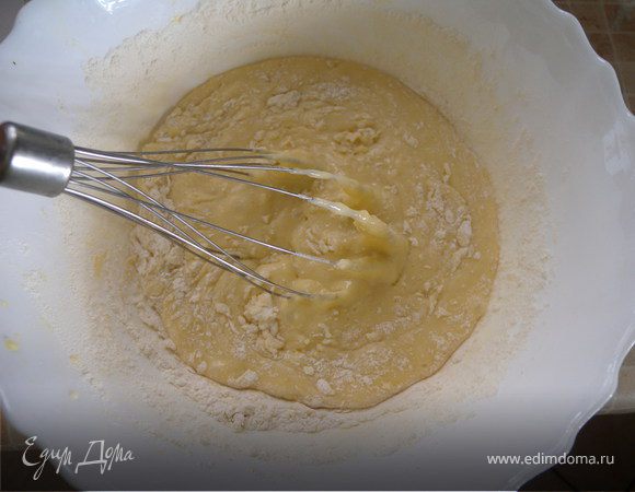 Отдельно немного взбить яйцо. Добавить соду погашенную уксусом. Соединить со сгущенкой. Добавить просеянную муку. Перемешать ложкой или венчиком вручную...