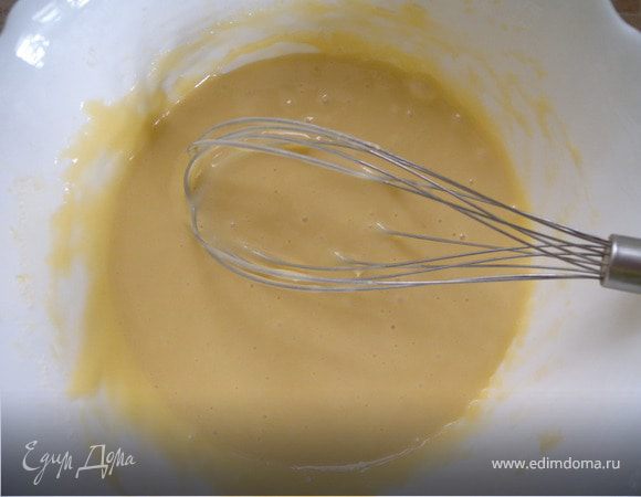 Если для рулета - вылить на выстеленный бумагой противень. Если для торта - в соответствующую форму...