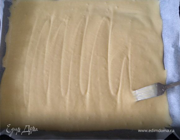 Разровняйте по противню с помощью вилки (вправо-влево по дну), чтобы тесто на углах не было толще чем в средине.