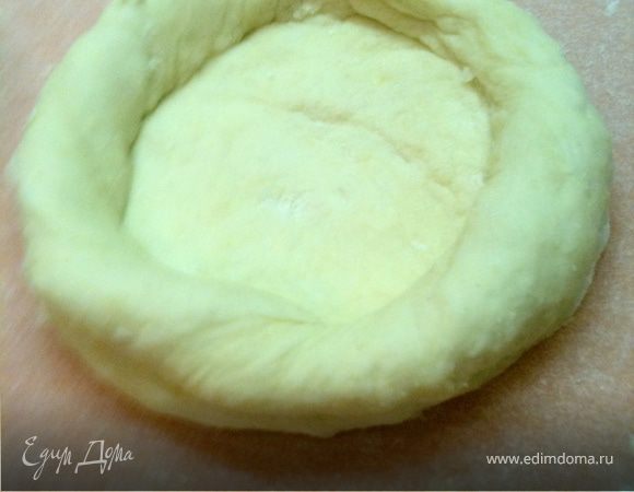 В минеральную воду добавить оливковое масло, овсянку. Перемешать и оставить минут на 20, чтобы разбухла овсянка (желательно брать быстрого приготовления). Затем добавить обычную муку, кефир и вымесить тесто.
От теста отрываем кусочки и раскатываем в плоские кружочки, из другого кусочка катаем колбаску и присоединяем к плоскому, в серединку кладем наш джем.
