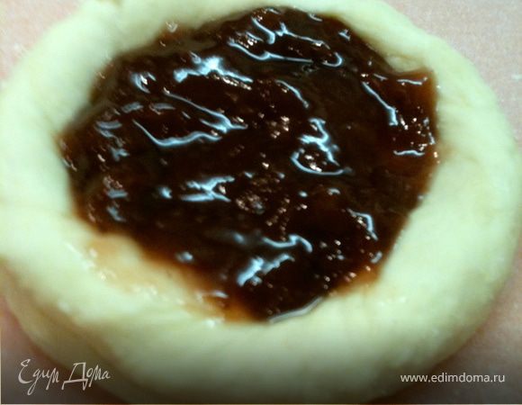 Выпекаем при 180 градусах 25 минут, затем достаем, обмазываем тесто желтком, взбитым с молоком c корицей, посыпаем тертым шоколадом/кокосовой стружкой/сахарной пудрой и т.д!:) и еще на 5 минут в духовку.