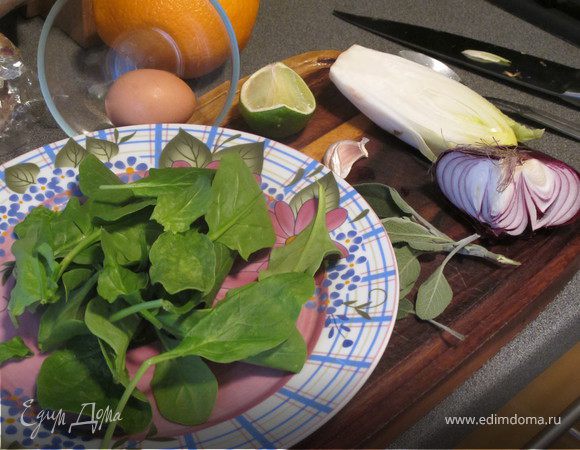 Креветки разморозить, сбрызнуть соком лайма и обжарить вместе с кусочком лайма на сковороде-гриль по 3 мин. с каждой стороны. Цикорий замочить на 30 мин. в холодной соленой воде. Обсушить и обжарить на оливковом масле с двух сторон. 