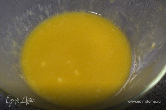Приготовить соус:венчиком взбить желток, понемного добавить масло, соль, свежемолот.перец и выжатый чеснок.