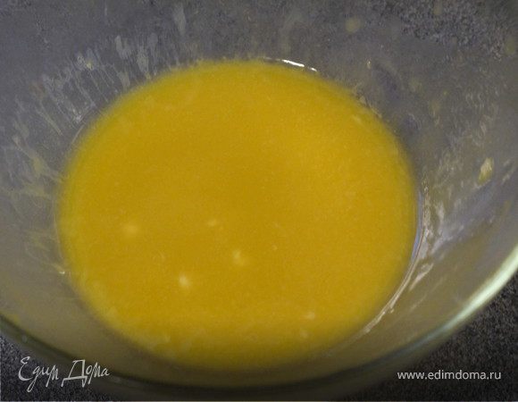 Приготовить соус:венчиком взбить желток, понемного добавить масло, соль, свежемолот.перец и выжатый чеснок.