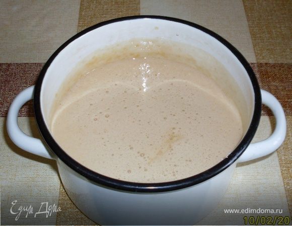 Ставим на водяную баню топиться, при постоянном помешивании, мед, яйца, сахар и масло. Как только все стало жидким всыпаем соду, не убирая с водяной бани, энергично мешаем, и на наших глазах масса увеличивается вдвое.

