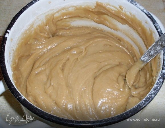 Снимаем с огня и сразу всыпаем муку, энергично размешиваем. Муку заранее просеять.