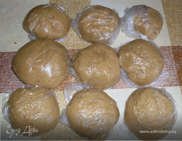 Черпаем по 1ст.ложке с горкой теста и кладем в целлофановый пакетик. И отправляем в холодильник. Тесто очень вязкое, с ним без привычки сложно работать, но после часа в холодильнике вы с ним запросто справитесь.