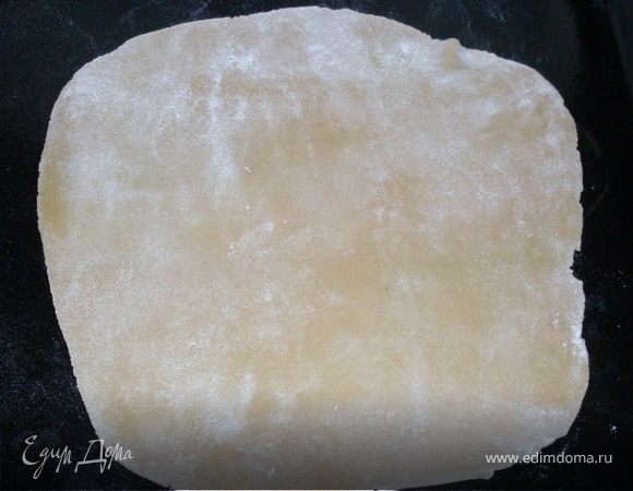 Раскатываем наши колобки с посыпкой мукой стола, в тонкие коржи и отправляем на противень. 
Доставайте из холодильника колобки теста по одному.
Духовка разогрета до 180град.
