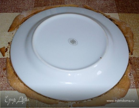 Выпекаем до кремового цвета, очень быстро, 2-3мин, следите за ними, сгорают быстро. Я порой оставляю духовку приоткрытой, но у многих я думаю есть  духовки, где всё видно. Доставать из духовки можно двумя деревянными лопаточками, потому что коржи очень нежные. Если у вас есть два противня очень удобно на одном остывает, другой идет в духовку.
И ещё теплыми отрезаем по нужному размеру.
