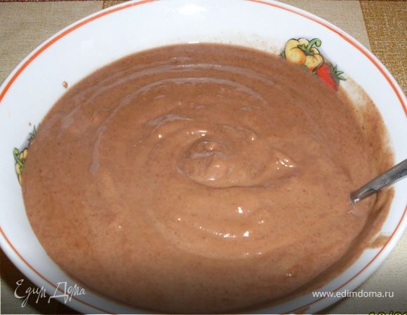 В то время когда наши колобки теста были в холодильнике, готовим крем.
Яйца растираем с сахаром добела, отправляем в кастрюлю, туда же добавляем оставшиеся ингредиенты, кроме крахмала.  Крахмал разводим в 2 ст.ложках теплого нашего еще жидкого крема. Доводим жидкость до горячей(при непрерывном размешивании) и вливаем туда крахмал. Начинаем энергично мешать и как только крем загустеет, а это произойдет при температуре близкой к закипанию, снимаем с огня.Рекомендую горячий крем протереть через сито.
