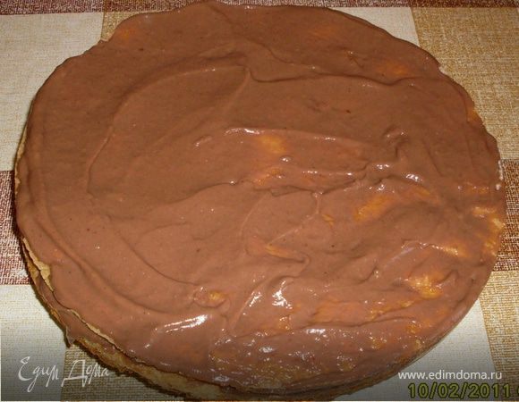 Так как крем очень густой, поэтому мажем коржи сразу,пока он горячий, он пропитает наш торт, сделает его мягким и нежным, и долго ждать не придется.