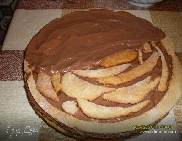 Я использую в торт все обрезки коржей, выкладывая их где-нибудь посередине.