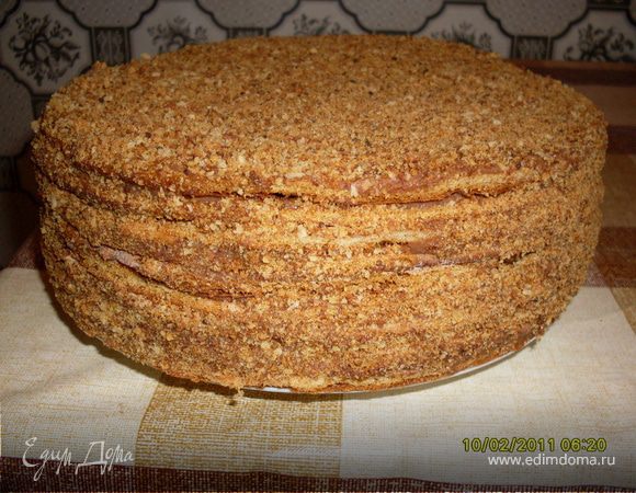 Мелкие обрезки от коржей измельчаем и посыпаем бока и верх. 