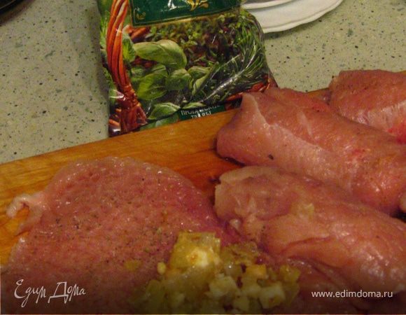 Положить в каждый по ложке начинки и по кусочку слив.масла для сочности. Свернуть. Обмакнуть в яйце,обвалять в кукурузной муке или в сухарях. Жарить на сковородке.