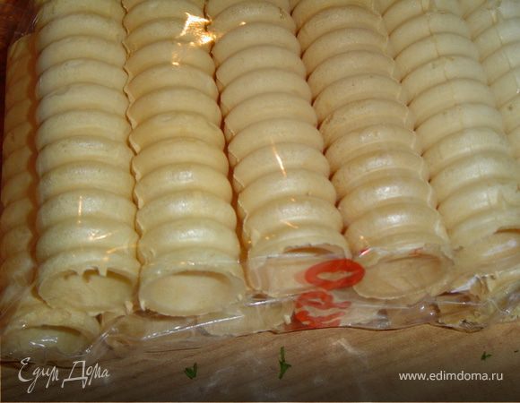 Берем вафельные трубочки.