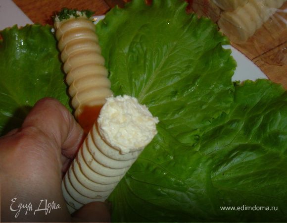 Готовим фарш: измельчаем орехи (фундук), твердый сыр, немножко мускатного ореха, чеснок. С помощью комбайна или блендера перетираем эти ингредиенты, добавив туда плавленный сыр и немного майонеза. Соотношение продуктов такое - 1/3 (сыр твердый), 1/3 (сыр плавленный), 1/3 (фундук). Полученной смесью наполняем трубочки.