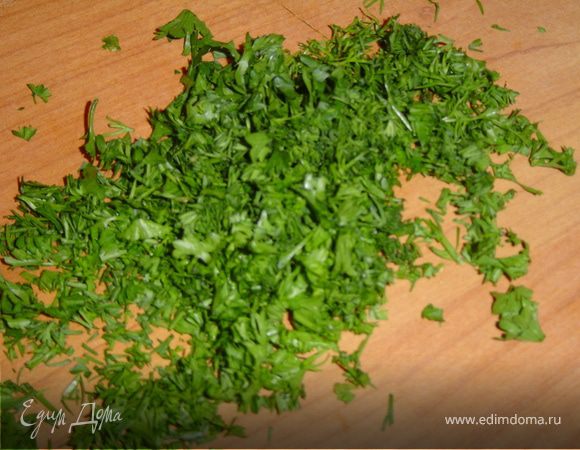 Измельчаем зелень (петрушка, укроп, кинза).