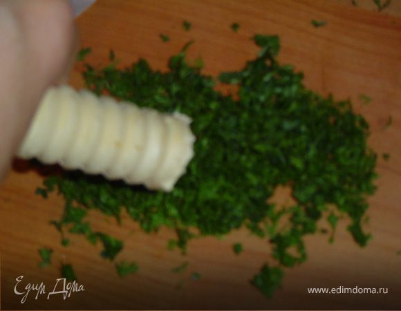 Обмакиваем концы трубочек в рубленной зелени.
