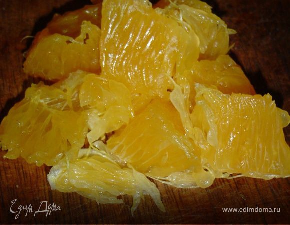 Апельсин очищаем, разделяем на дольки и с каждой удаляем пленку.
