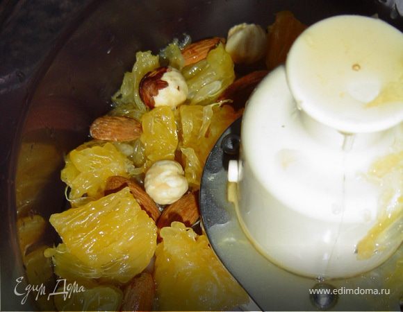 Оставшейся апельсин, миндаль, фундук измельчаем при помощи блендера до однородной массы, добавляем корицу и перемешиваем - 