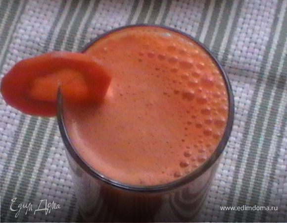 Морковь и тыкву помыть, очистить.
Тыкву и морковь пропустить через соковыжималку.
В готовый фреш добавить оливковое масло и перемешать.
Вместо масла можно добавить жирные сливки.
