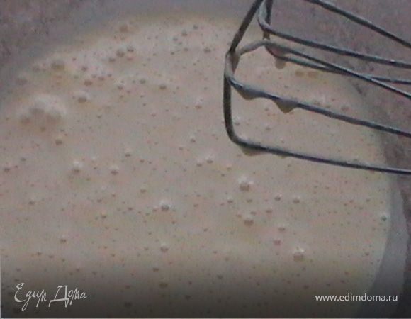 В жмых добавляем сок перемешиваем. 
В большой миске взбиваем яйца с сахаром.