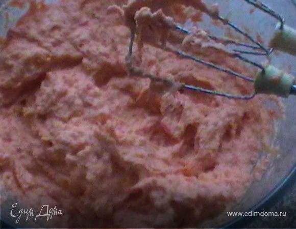 Добавляем жмых, оливковое масло, хорошо перемешиваем.