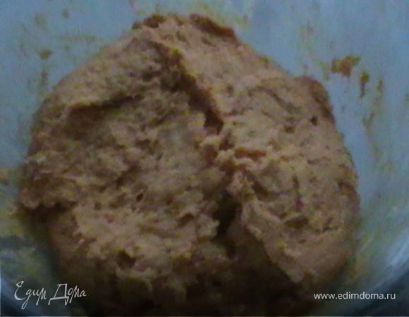 Добавляем просеянную муку, разрыхлитель и ваниль. Вымешиваем тесто.