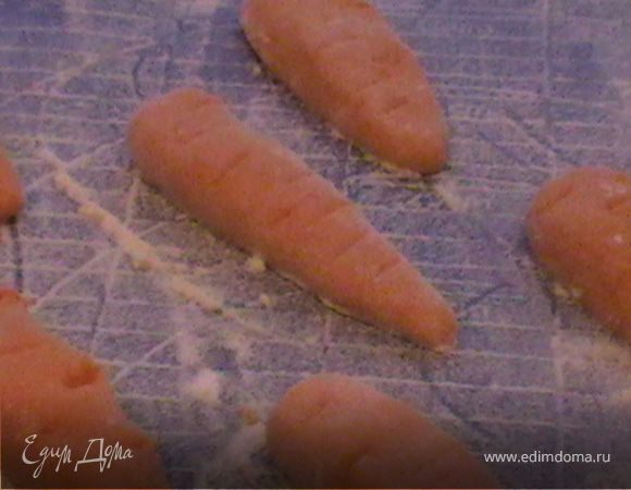 На рабочей поверхности из теста формируем морковки.