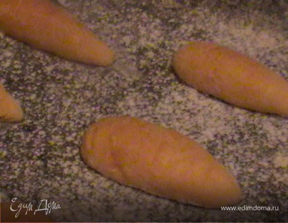 Выкладываем морковки на присыпанный мукой противень и выпекаем 15-25 минут при 190°C.
Подавать со сливочным маслом или сливочным сыром.