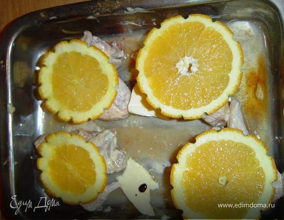 Кружочки апельсина выкладываем на крылышки.