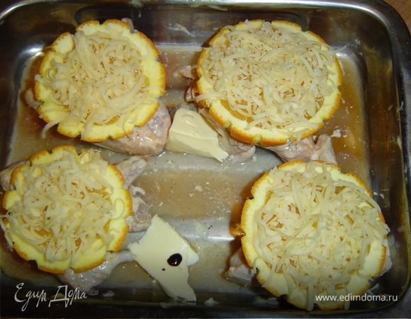 Апельсины посыпаем тертым сыром. На противень кладем масло и немного соевого соуса,и отправляем запекаться в разогретую до 180 гр. духовку до готовности.