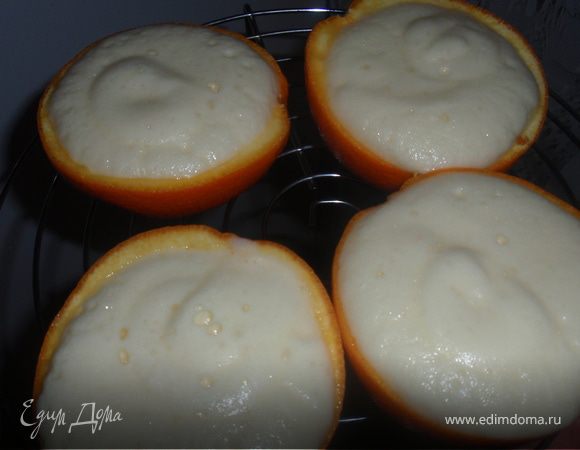 Из сахара и 2х столовых ложек воды приготовить сироп. Апельсины разрезать на половинки, вынуть мякоть. Варить мякоть в сиропе, пока не станет прозрачной. Взбить белки до образования пены. Протереть апельсиновую массу. Добавить в белки апельсиновый сироп, взбить и смешать с крахмалом. Полученной массой заполнить половинки апельсиновой кожуры и положить на выстланный бумагой противень.