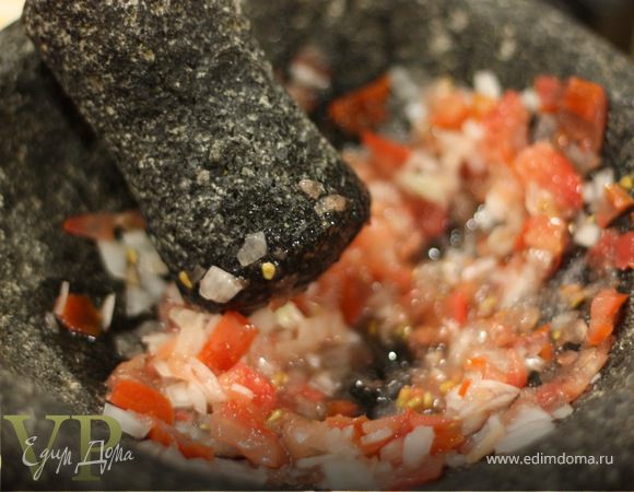 В глубокую миску или широкую ступу кладем чеснок, лук, кумин, кайенскогий перц, помидор и соль по вкусу. Толчем все вместе пока масса начинает пускать сок.