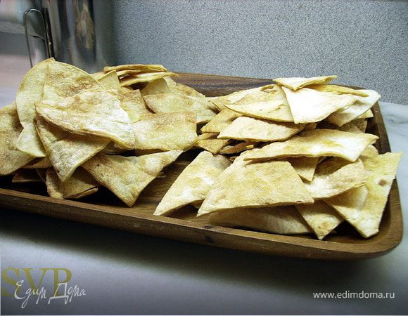"Рецепт для чипсов" 
 6 лепешек смазать кукурузным маслом и разрезать на 8 кусочков (как пиццу).  Запекаются на листе в духовке, разогретой до 170 градусов, 15-20 минут.