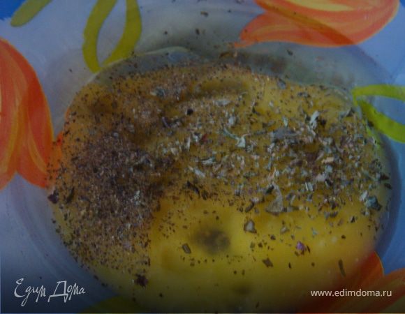 Приготовим маринад: в мисочке смешать "маринад для рыбы"( в который входит:лимон,смесь перцев,лавровый лист,винный уксус,соль,крахмал,лимонная кислота,сахар),оливковое масло, лимонный сок, тимьян и перец черный молотвый. Стейк семги промыть,удалить кости, разрезать пополам,удалить шкурку.
