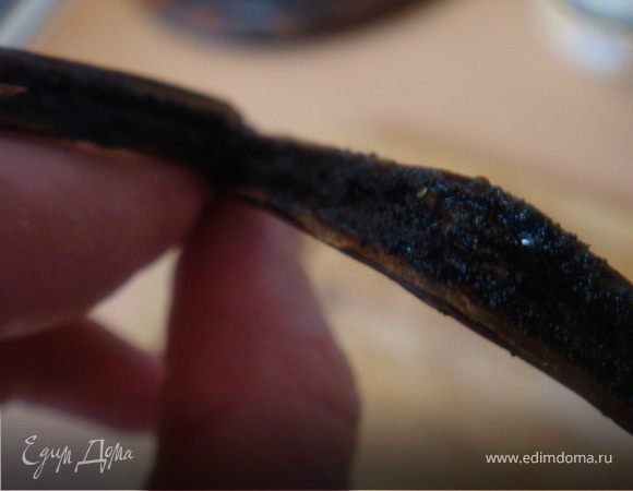 Ваниль стручок проварить 5 минут в кипящей воде (можете в молоке сварить,тогда получите ванильное молоко) для получения мягкости. Разрезать вдоль и вышкребсти все семена. Добавить их в маринад. Перемешать.