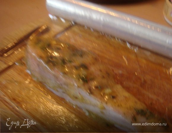 Пищевую пленку расстелить на доске и выложить на неё стейк (стейк заранее промыть,обсушить, вынуть косточки, разрезать по хребту и убрать кожу ножом). Смазать маринадом рыбку со всех сторон и отправить в холод на 3 часа. Достать по истечении времени,но не разворачивать.
