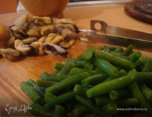 Приготовить пасту до состояния "аль денте" (варить меньше на 3 минуты,чем указано на упаковке, такой способ подходит ТОЛЬКО для пасты из твердых сортов пшеницы)
Пока варится паста приготовим мидии: свежемороженные или свежие мидии перебрать промыть,при необходимости почистить. Варить в кипящей соленой воде 5 минут (если свежие, если замороженные 7 минут)
Приготовим фасоль стручковую-в кипящей подсоленной воде варить 5-7 минут с добавлением немножечко лимонной кислоты (чтоб цвет не потеряла). Откинуть на дуршлаг и обдать холодной водой.
Тем временем наша паста приготовилась.Откинуть на дуршлаг. Если вы используете свежую пасту, то её не остужайте, иначе она может потерять вкус. Вернуть нашу пасту в кастрюлю и заправить кусочком сливочного масла.
Приготовим бешамель на испанский манер: молоко поставить на плиту, масло с мукой смешать венчиком и как только молоко "захочет" закипеть-добавляем нашу смесь в молоко и мешая готовим на медленном огне до загустения. Добавляем в бешамель мидии и половину фасоли, перемешиваем даем постоять минут пять.
