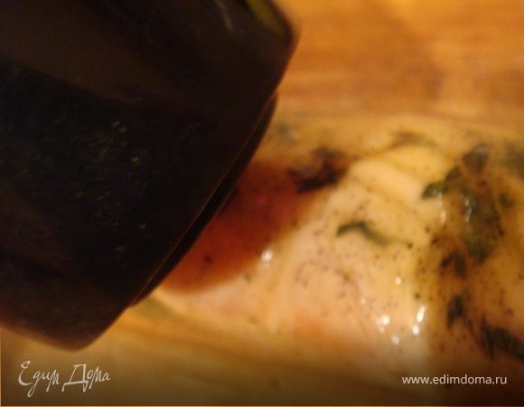 Тем временем пропарим маринованного лосося НЕОБЫЧНЫМ СПОСОБОМ,который предлагает Ф.Каналес: не раскрывая пленки,в которую был завернут уже промаринованный лосось греть его феном со всех сторон по 3-5 минут,до посветления и образования "пор". Готово! Расскрываем пленку, режем порционно на тонкие кусочки.
