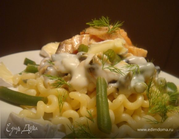 Сервируем нашу пасту: на тарелку выложить саму пасту, сверху соус бешамель с мидиями и фасолью, на соус выкладываем кусочки маринованного лосося и кусочек сыра камамбер. Украшаем сыром камамбер, фасолью (которую не положили в бешамель) и укропом. Приятного аппетита!