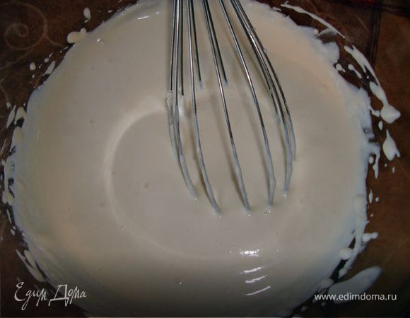 Сначала приготовим крем.
Взбиваем маскарпоне.