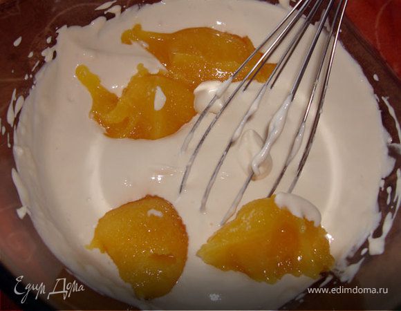 Добавляем мед и сметану