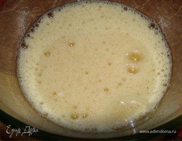 Теперь начинаем печь блинчики...

Слегка взбиваем яйца с солью и медом. 